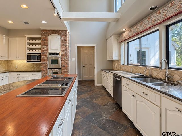 2800 Woodlake Dr, Tyler, TX 75701