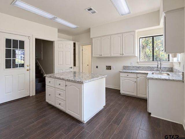 2800 Woodlake Dr, Tyler, TX 75701