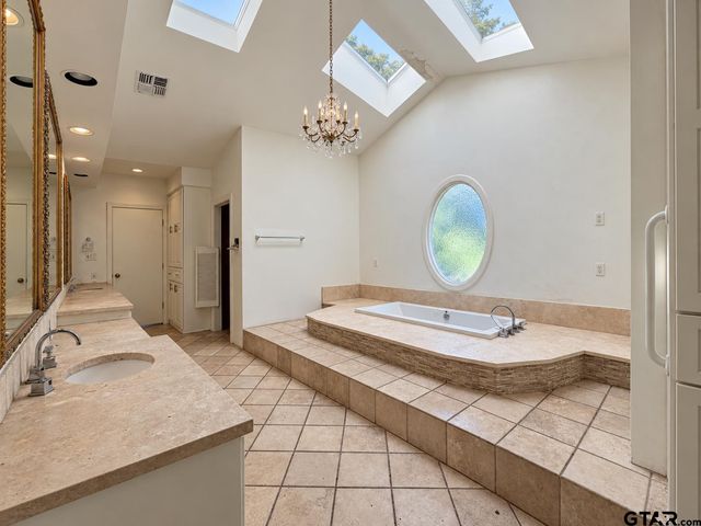 2800 Woodlake Dr, Tyler, TX 75701