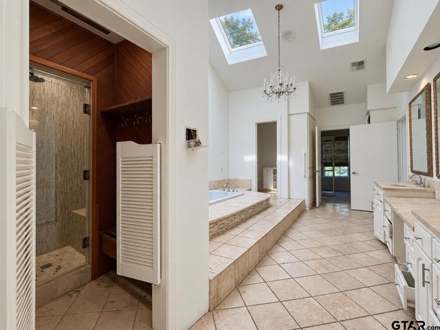2800 Woodlake Dr, Tyler, TX 75701