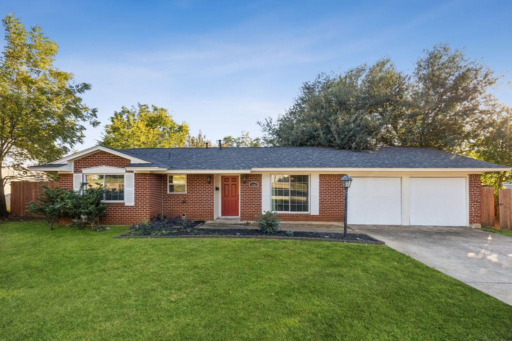 1602 England Road, Arlington, TX 76013