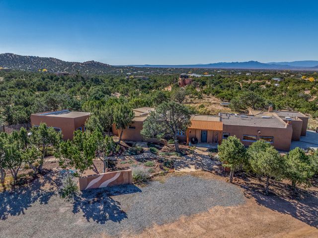 86A Arroyo Hondo, Santa Fe, NM 87508