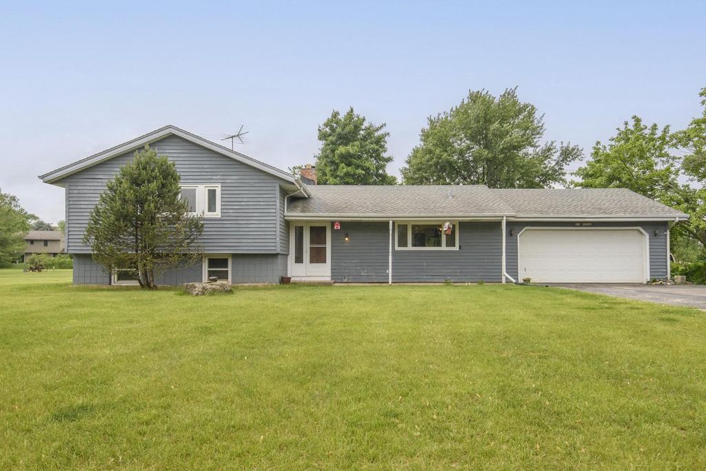 S56W29680 Roanoke DRIVE, Waukesha, WI 53189