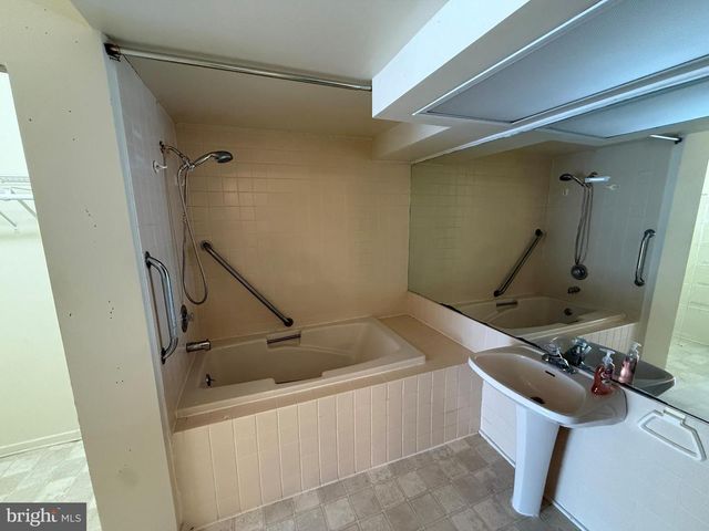660 GENEVA DR #14, Mechanicsburg, PA 17055