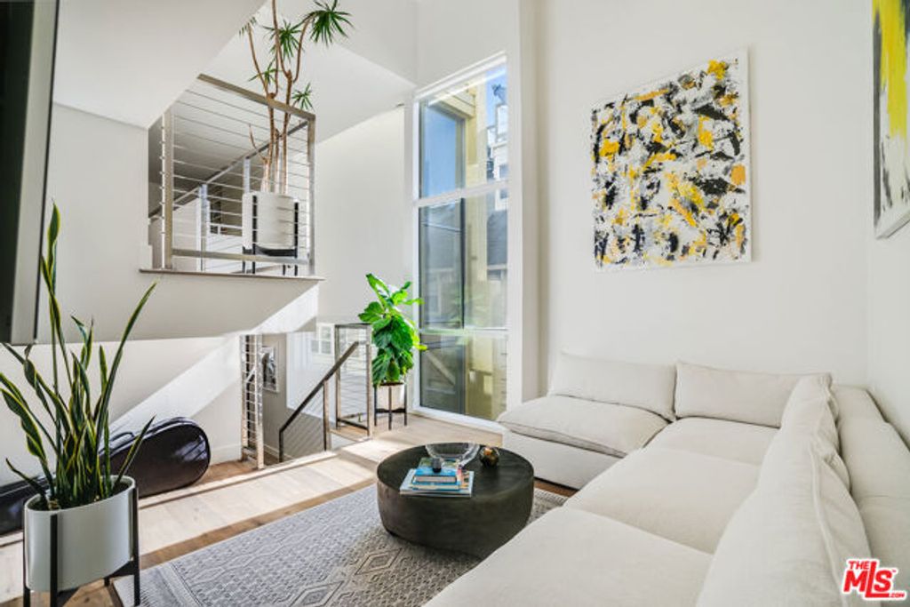 2222 6th Street B, Santa Monica, CA 90405