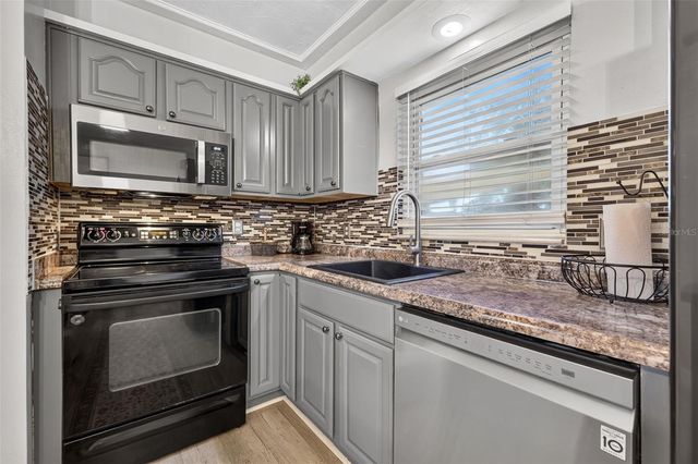 11048 116TH STREET, Seminole, FL 33778