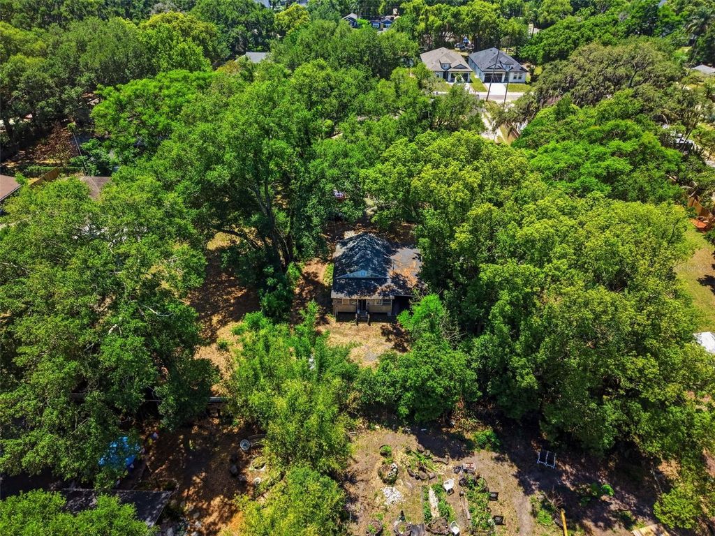 Image 15 of property listing at 2101 E GRANT AVENUE, Orlando, FL 32806