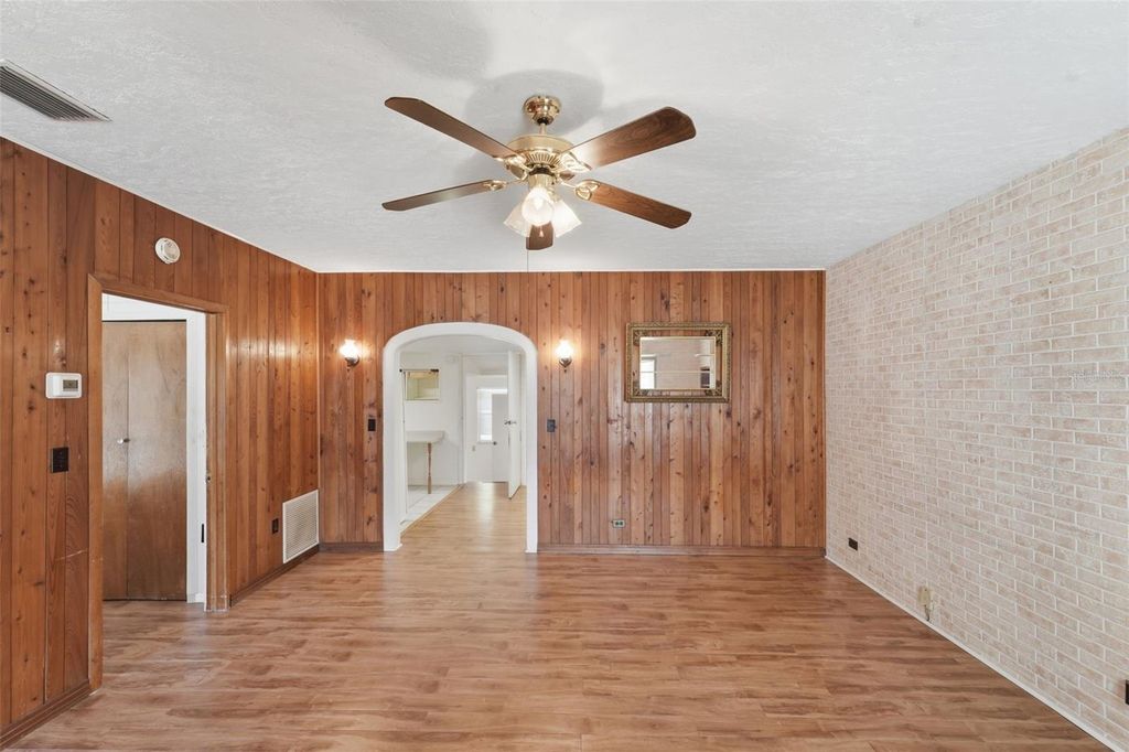 Image 17 of property listing at 2101 E GRANT AVENUE, Orlando, FL 32806