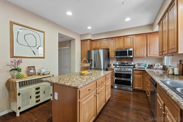 1305 Isabella Way, Vista, CA 92084