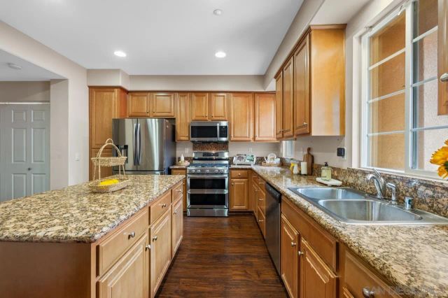 1305 Isabella Way, Vista, CA 92084