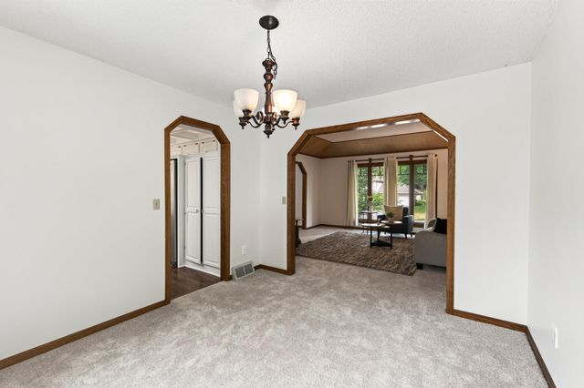 1528 Briarknoll Drive, Arden Hills, MN 55112