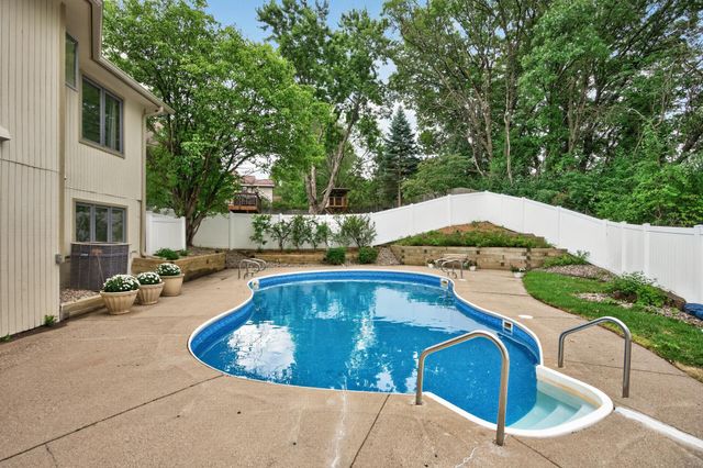 1528 Briarknoll Drive, Arden Hills, MN 55112