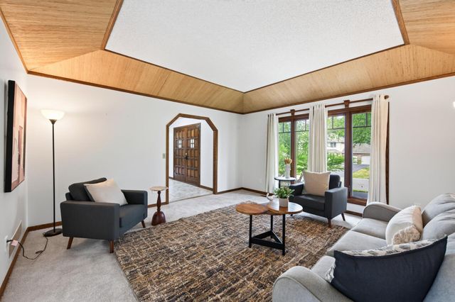 1528 Briarknoll Drive, Arden Hills, MN 55112