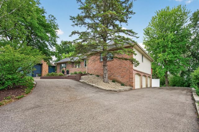1528 Briarknoll Drive, Arden Hills, MN 55112