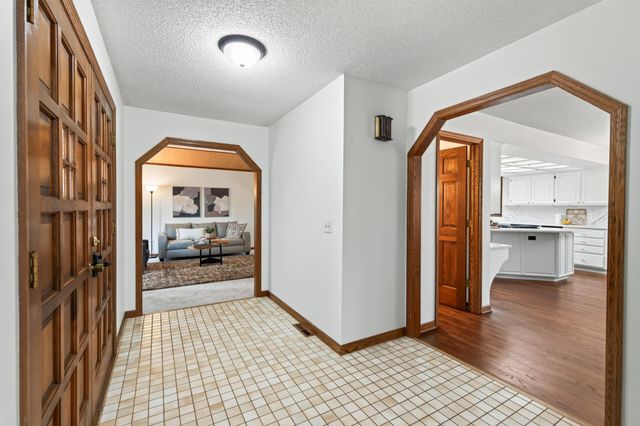 1528 Briarknoll Drive, Arden Hills, MN 55112