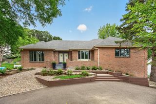 1528 Briarknoll Drive, Arden Hills, MN 55112