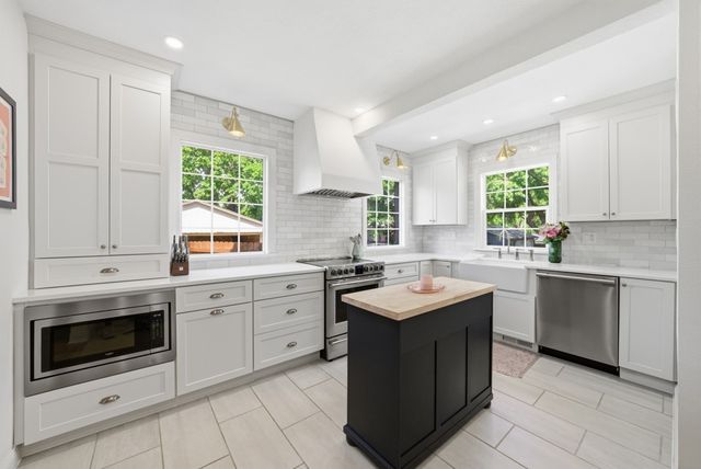 2702 41st Place, Des Moines, IA 50310