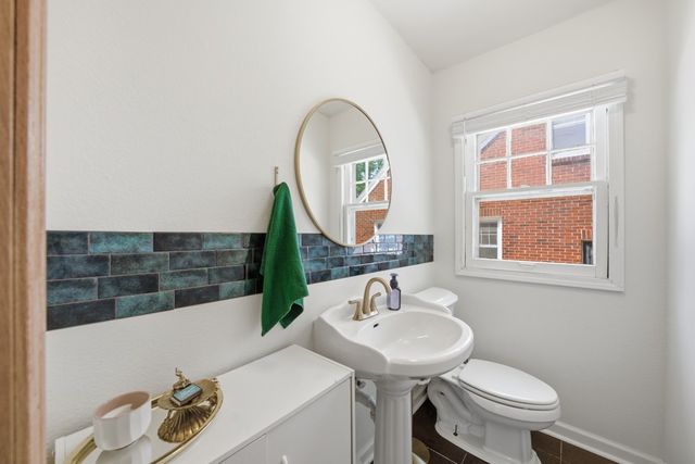 2702 41st Place, Des Moines, IA 50310