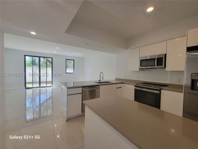 4141 N Oak Pl, Dania Beach, FL 33314