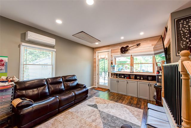 9 Donna Place, East Islip, NY 11730