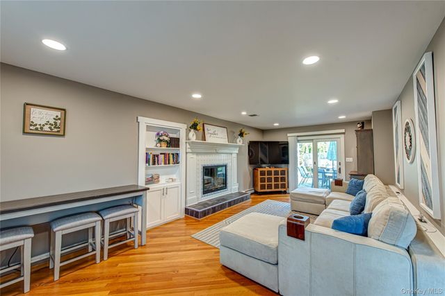 9 Donna Place, East Islip, NY 11730