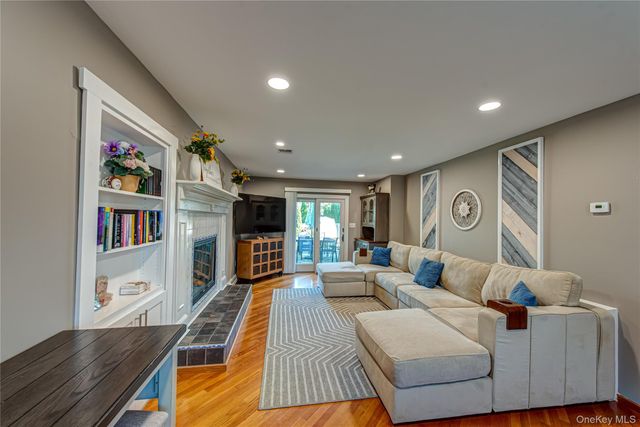 9 Donna Place, East Islip, NY 11730