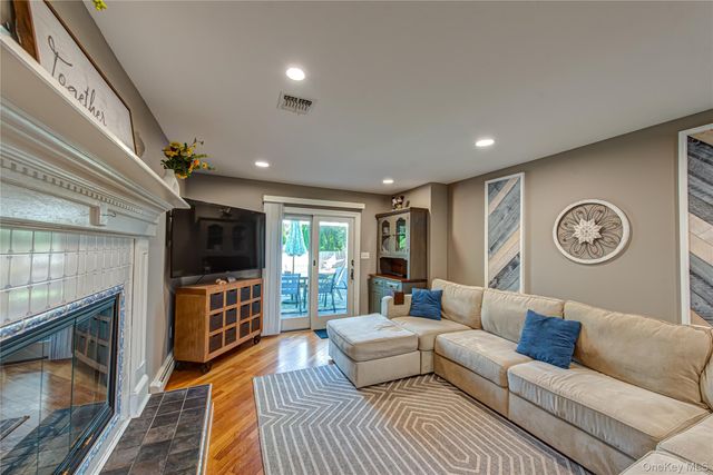 9 Donna Place, East Islip, NY 11730