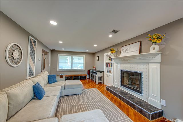 9 Donna Place, East Islip, NY 11730