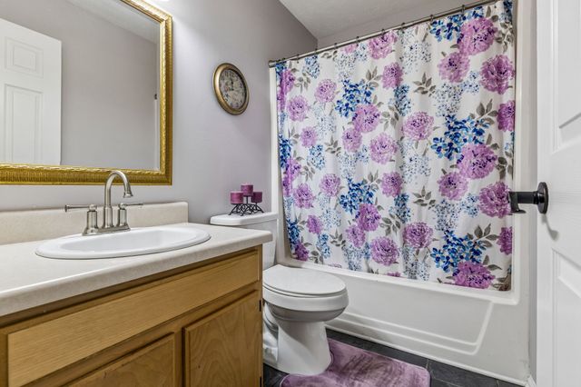 402 Jonesboro Ct, La Vergne, TN 37086