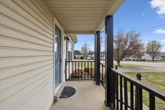 402 Jonesboro Ct, La Vergne, TN 37086