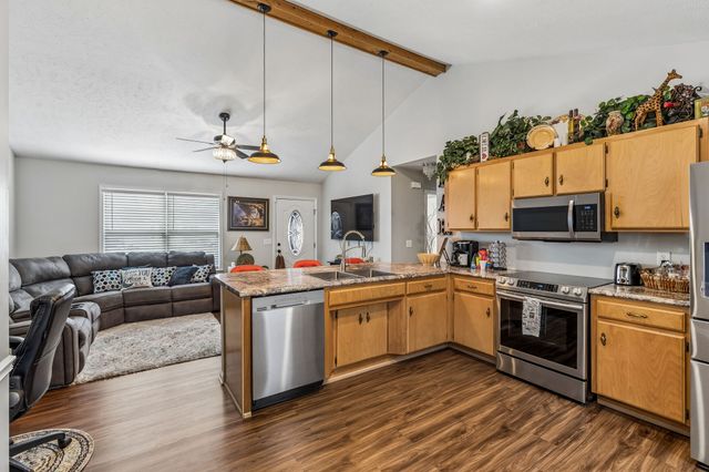 402 Jonesboro Ct, La Vergne, TN 37086