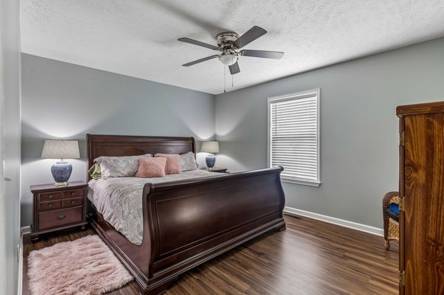 402 Jonesboro Ct, La Vergne, TN 37086