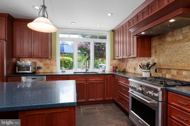 4 CHATSWORTH CT, Lawrence Township, NJ 08648