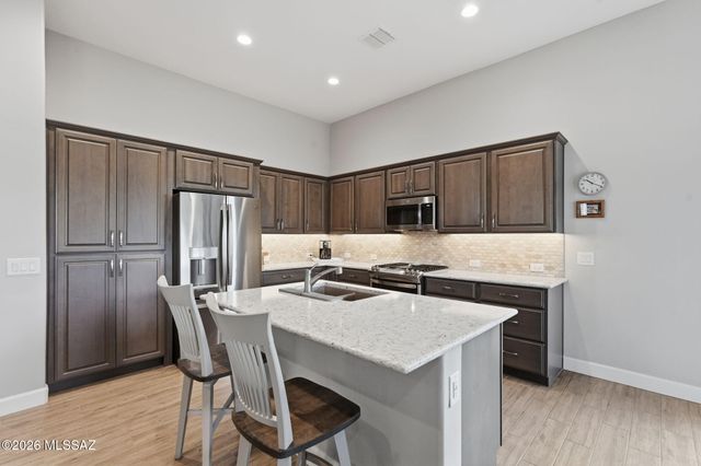 1432 E Golden Rock Way, Green Valley, AZ 85614