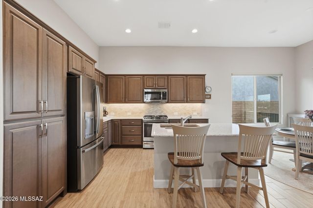 1432 E Golden Rock Way, Green Valley, AZ 85614