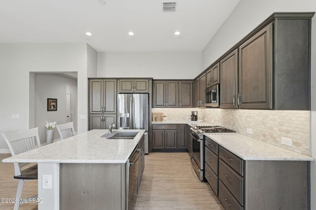 1432 E Golden Rock Way, Green Valley, AZ 85614