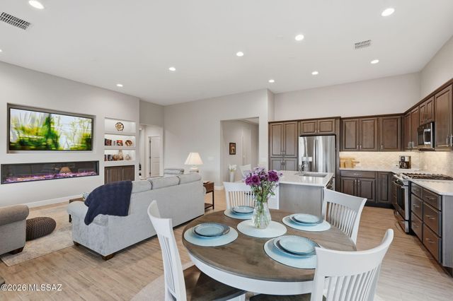 1432 E Golden Rock Way, Green Valley, AZ 85614