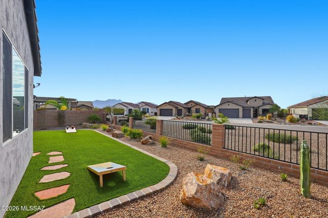 1432 E Golden Rock Way, Green Valley, AZ 85614