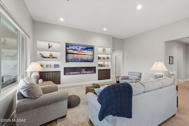 1432 E Golden Rock Way, Green Valley, AZ 85614