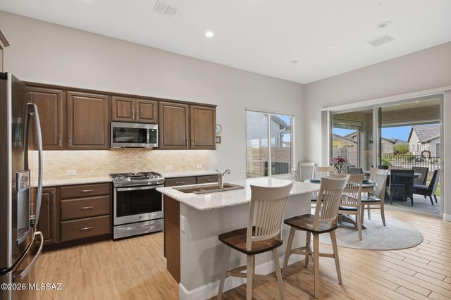 1432 E Golden Rock Way, Green Valley, AZ 85614