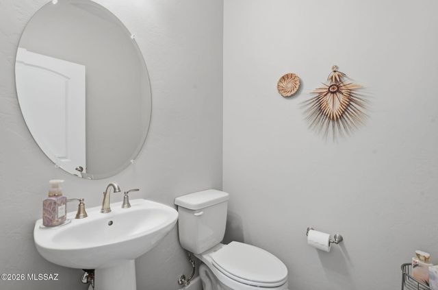 1432 E Golden Rock Way, Green Valley, AZ 85614