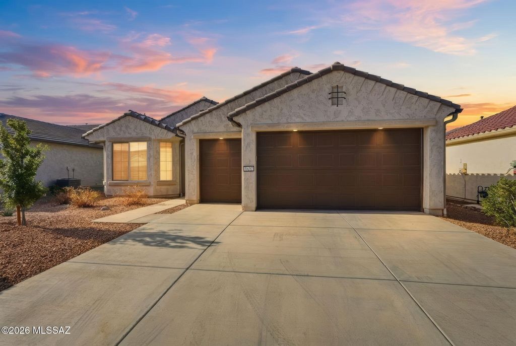 1432 E Golden Rock Way, Green Valley, AZ 85614