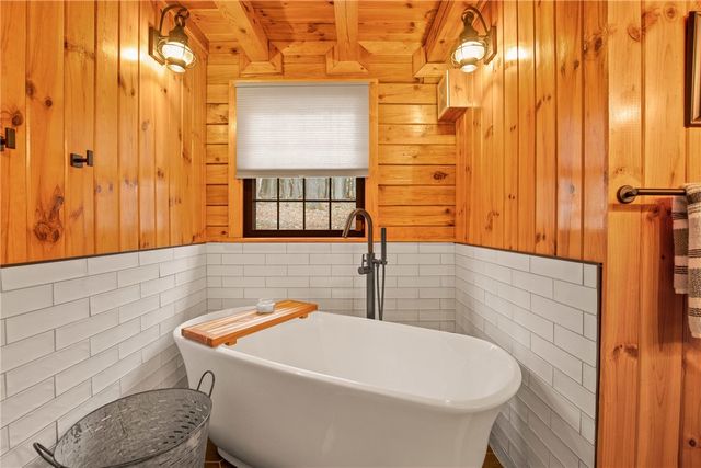 1436 Peninsula Drive, Indian Lake Boro, PA 15926