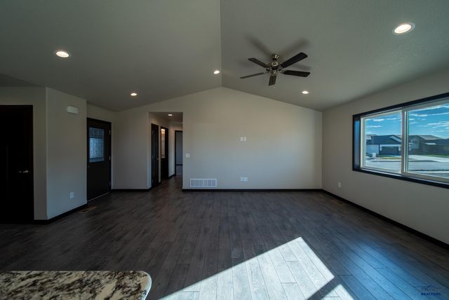 627 BULL RUN DR, Box Elder, SD 57719