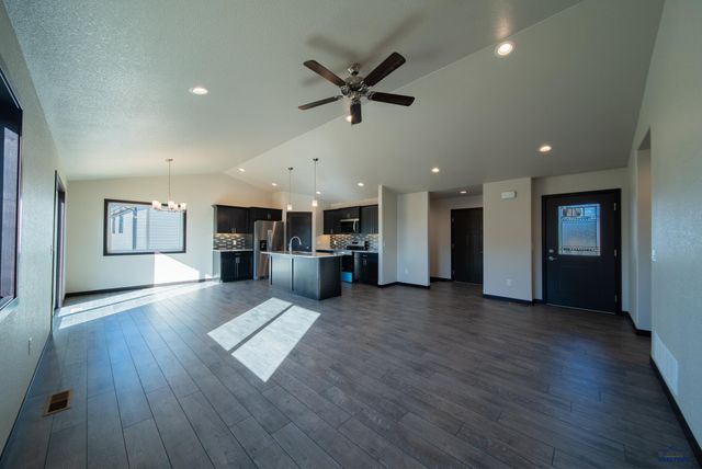 627 BULL RUN DR, Box Elder, SD 57719