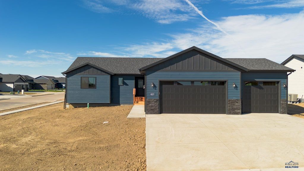 627 BULL RUN DR, Box Elder, SD 57719