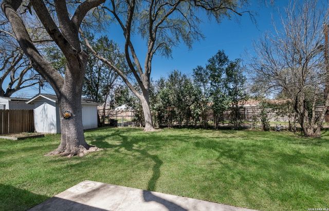 425 E BYRD BLVD, Universal City, TX 78148
