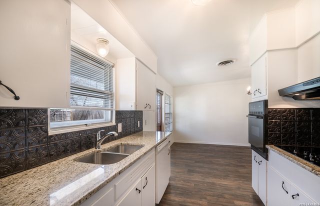 425 E BYRD BLVD, Universal City, TX 78148