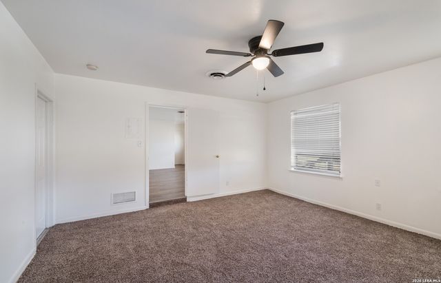 425 E BYRD BLVD, Universal City, TX 78148