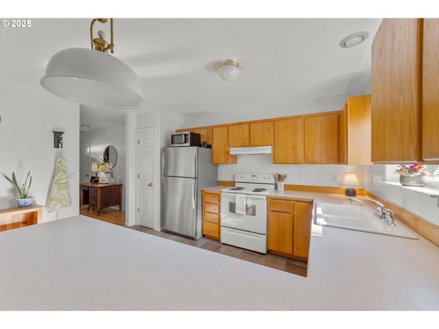 1204 E SECOND Ave, Sutherlin, OR 97479